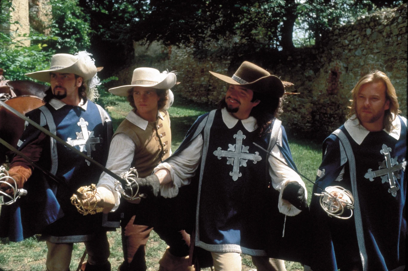 Aktor zawsze świetnie sprawdzał się w produkcjach, w których przychodziło mu współtworzyć ekranową grupę bohaterów. W 1993 roku zagrał w kolejnej ekranizacji "Trzech muszkieterów", wcielając się w Aramisa - na ekranie partnerowali mu Chris O'Donnell (D'Artagnan), Oliver Platt (Portos) i po raz kolejny w jego karierze Kiefer Sutherland (Atos).