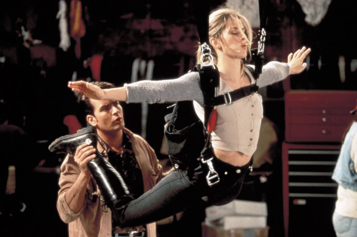 Jedną z najlepszych kreacji w latach 90. stworzył Sheen w filmie sensacyjnym "Na granicy ryzyka" (1994), gdzie wcielił się w instruktora skoków spadochronowych, który trafia w sam środek spisku, zorganizowanego przez jego uczennicę (Nastassja Kinski) i agentów KGB.