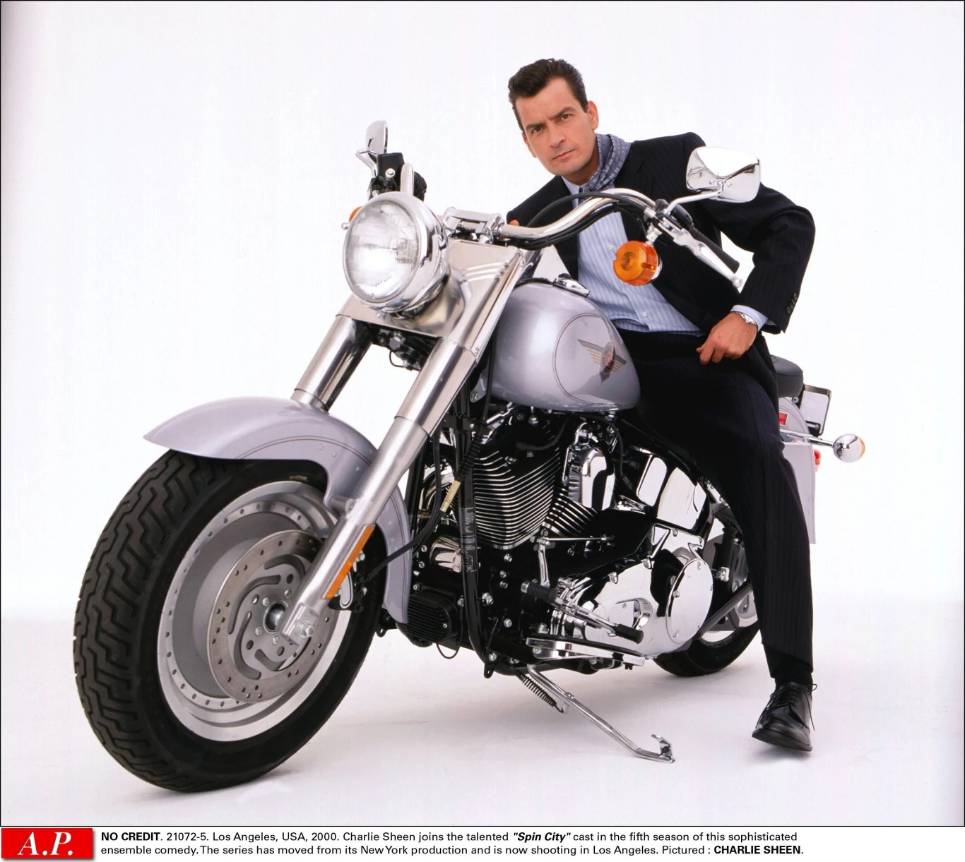 Po serii mniej udanych występów filmowych w drugiej połowie lat 90., Sheen postanowił spróbować swoich sił w serialu. Akurat nadarzyła się idealna okazja, bo z niezwykle popularnym "Spin City" żegnał się Michael J. Fox. Sheen zastąpił go w ostatnich dwóch sezonach produkcji, a za rolę Charliego Crawforda otrzymał pierwszą (i jak dotąd jedyną) w swojej karierze statuetkę Złotego Globu.