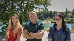 Mariusz Węgłowski (C) z bohaterkami pierwszego odcinka "Wspaniałych ludzi"