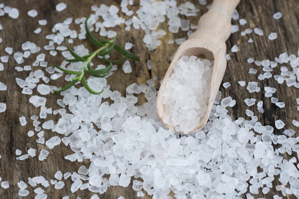 Soda oczyszczona i sól kuchenna 5 łyżek sody oczyszczonej lub soli wymieszaj z kilkoma łyżkami wody, tak by powstała gęsta papka. Następnie nałóż mieszankę na zbrudzone miejsca i pozostaw na kilka godzin. Po upływie tego czasu, umyj garnek gąbką do mycia naczyń. Soda oczyszczona i sól kuchenna 5 łyżek sody oczyszczonej lub soli wymieszaj z kilkoma łyżkami wody, tak by powstała gęsta papka. Następnie nałóż mieszankę na zbrudzone miejsca i pozostaw na kilka godzin. Po upływie tego czasu, umyj garnek gąbką do mycia naczyń.