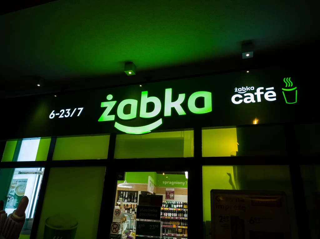 Żabka wprowadza automaty z piwem. Kontrowersyjna usługa w sklepach samoobsługowych