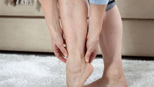 Zrób okład albo wypij jako napar. W mig przyniesiesz ulgę opuchniętym stopom 