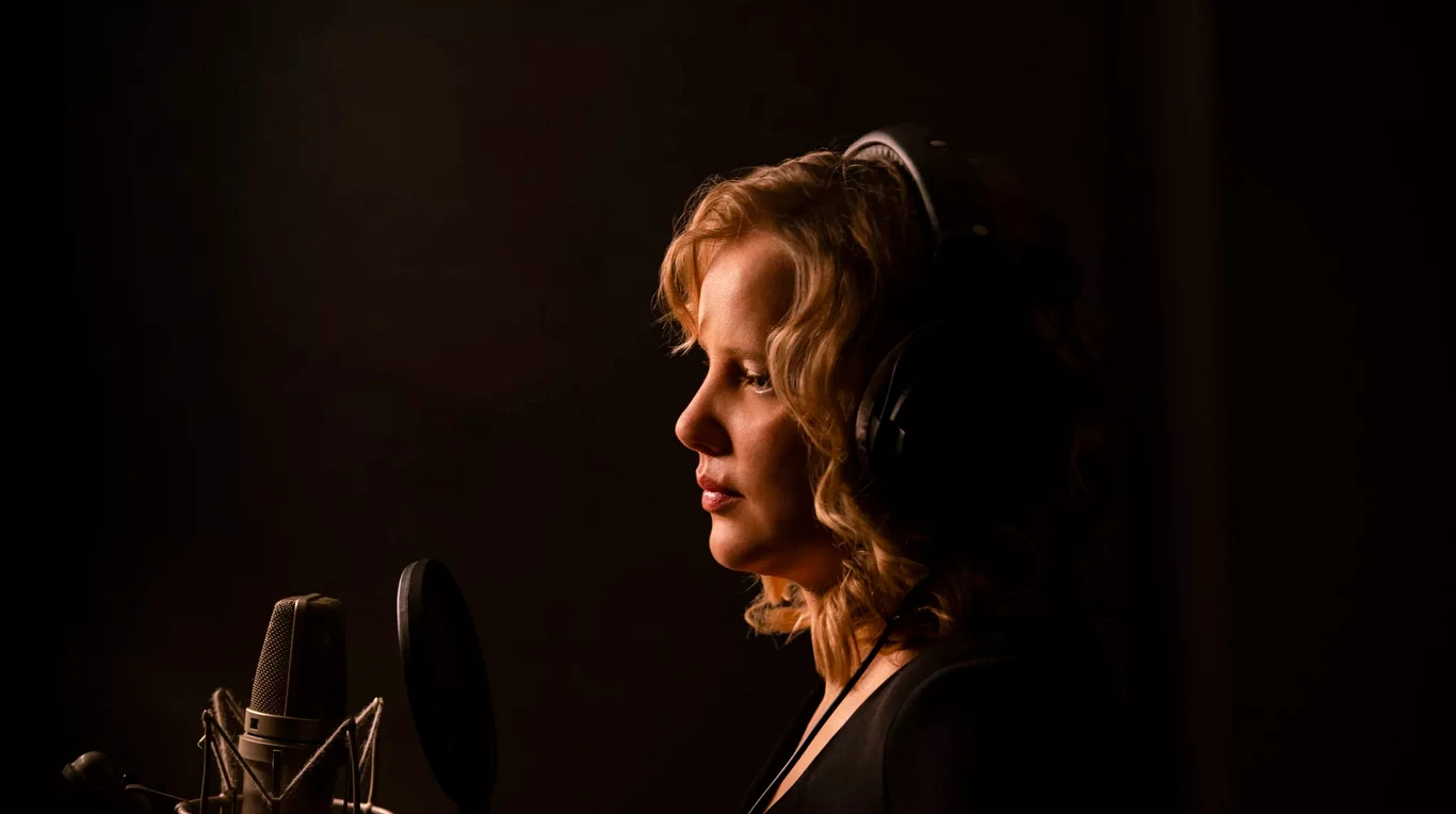 Ostatnią rolą Joanny Kulig jest występ w serialu Netflixa "The Eddy", w którym zagrała wokalistkę w małym klubie jazzowym “The Eddy", znajdującym się w wielokulturowej dzielnicy współczesnego Paryża. Polska aktorka zaśpiewała w całym serialu kilkanaście wciągających bez reszty utworów (większość w języku angielskim, kilka po francusku), które zostały napisane na potrzeby produkcji przez legendarnego, nagrodzonego sześcioma Emmy producenta muzycznego Glena Ballarda.

"Znaczący jest tu nie tylko niepodważalny talent wokalny polskiej aktorki, co umiejętność wykreowania postaci zdecydowanie temperamentnej, wybuchowej, wyrzucającej z siebie coraz bardziej wymyślne wiązanki przekleństw w trzech językach: angielskim, francuskim i polskim" - pisał po premierze serialu recenzent Interii.