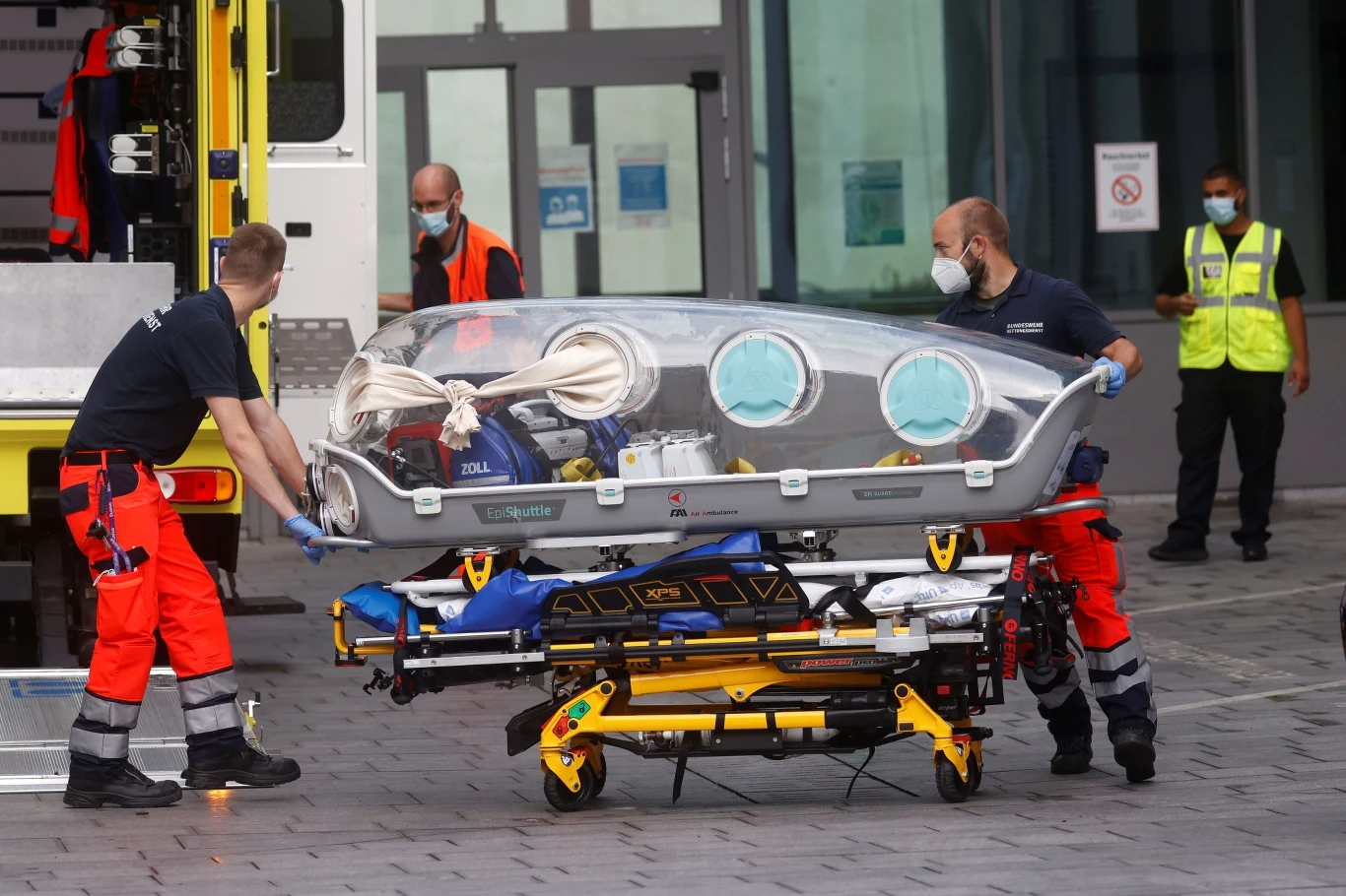 Próba otrucia Aleksieja Nawalnego 20 sierpnia podczas lotu z Tomska do Moskwy rosyjski opozycjonista Aleksiej Nawalny nagle poczuł się źle i stracił przytomność. Samolot lądował w Omsku, gdzie opozycjonista trafił do szpitala. Na żądanie rodziny dwa dni później Nawalny, będący w stanie śpiączki, został przetransportowany do kliniki Charite w Berlinie. Tam poddano go szczegółowym badaniom i intensywnemu leczeniu. 2 września rząd Niemiec poinformował, że przeprowadzone przez niemieckie laboratorium wojskowe badania próbek pobranych od Nawalnego, wykazały obecność bojowego środka trującego noviczok. Nawalny, który od lat jest zagorzałym krytykiem Władimira Putina, nie ma wątpliwości, że za próbą otrucia stoją rosyjskie władze. Pod koniec grudnia Nawalny zadzwonił do funkcjonariusza Federalnej Służby Bezpieczeństwa (FSB), który miał być zamieszany w próbę jego otrucia. Na nagraniu, które opozycjonista opublikował w internecie, funkcjonariusz mówi, że Nawalny umarłby na skutek otrucia, gdyby nie awaryjne lądowanie jego samolotu w Omsku i atropina, którą podali mu lekarze pogotowia. Rozmówca mówi też, że środkiem trującym skażona była bielizna Nawalnego.