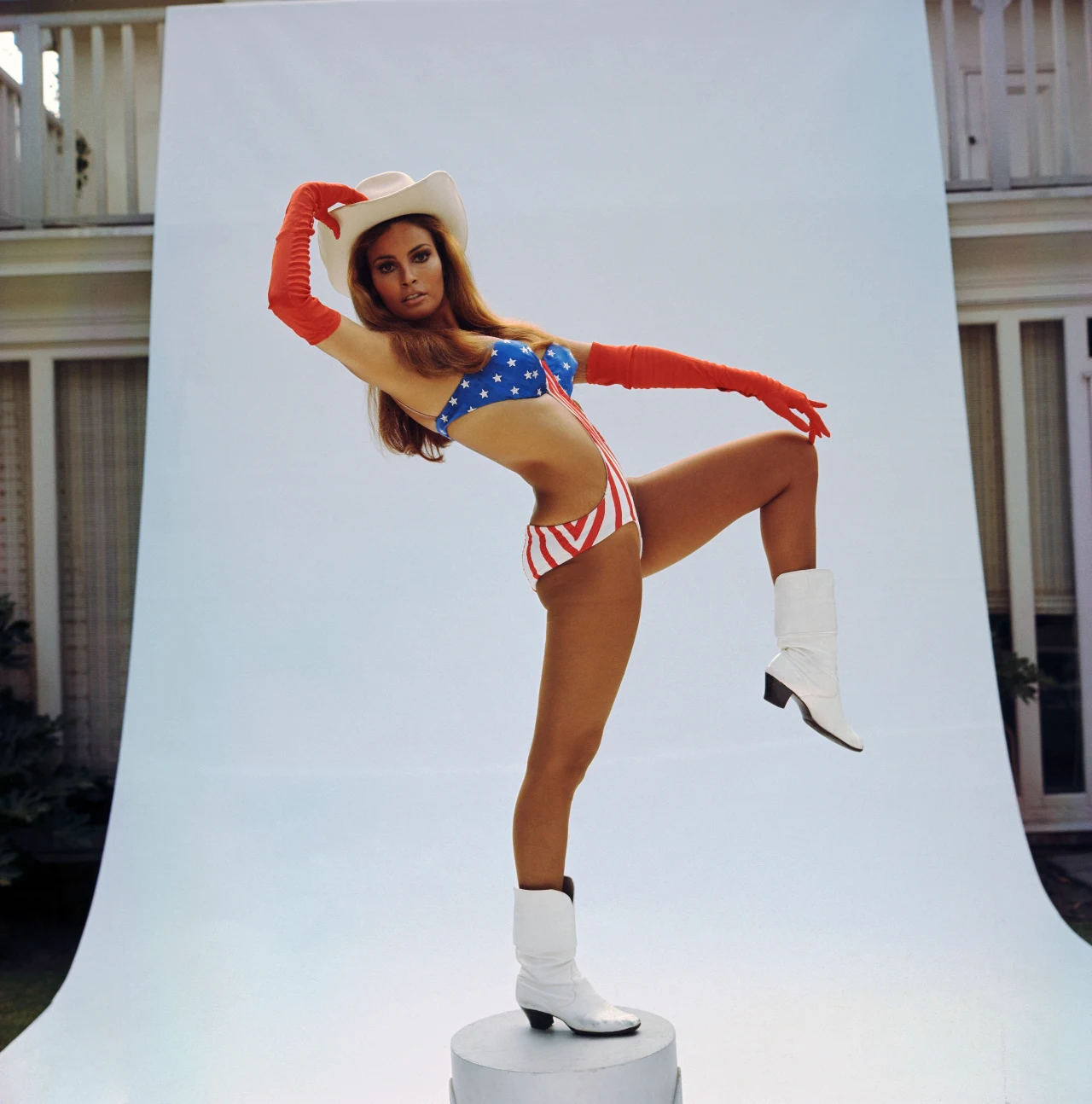 Najbardziej kontrowersyjną rolę w swojej karierze Welch stworzyła w adaptacji bestsellerowej powieści Gore'a Vidala "Myra Breckinridge" (1970), opowiadającej o tytułowym transseksualiście. Za sprawą tej kreacji aktorka chciała zmienić nieco swój ekranowy wizerunek, ale film okazał się klapą.