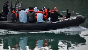Imigranci przekraczają kanał La Manche zazwyczaj za pomocą pontonów