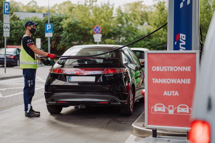 Możliwość obustronnego tankowania przy dystrybutorze znacznie usprawnia korzystanie ze stacji paliw