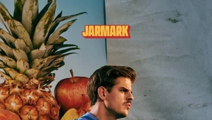 Taco Hemingway na okładce płyty "Jarmark"