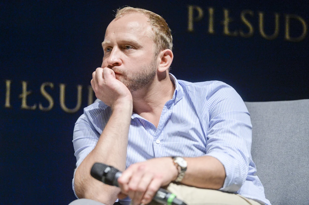 Przez kilka lat skonfliktowani byli także Borys Szyc i jego ojciec – Jerzy Michalak, scenograf, absolwent krakowskiej ASP. Poszło podobno o decyzję Szyca, który jeszcze na początku aktorskiej drogi postanowił zmienić nazwisko. Trzeba bowiem przypomnieć, że przed ukończeniem studiów na warszawskiej Akademii Teatralnej młody aktor zrezygnował z nazwiska ojca i przyjął nazwisko panieńskie matki. W ten sposób miał się podobno zdystansować wobec Michalaka, który jego zdaniem niedostatecznie interesował się nim w dzieciństwie. Od kilku lat Borys Szyc i jego ojciec – który miał wyciągnąć do syna rękę tuż po tym, jak dowiedział się, że zostanie dziadkiem – pozostają jednak w lepszych stosunkach i obaj pracują nad tym, aby stworzyć udaną i partnerską relację. Przez kilka lat skonfliktowani byli także Borys Szyc i jego ojciec – Jerzy Michalak, scenograf, absolwent krakowskiej ASP. Poszło podobno o decyzję Szyca, który jeszcze na początku aktorskiej drogi postanowił zmienić nazwisko. Trzeba bowiem przypomnieć, że przed ukończeniem studiów na warszawskiej Akademii Teatralnej młody aktor zrezygnował z nazwiska ojca i przyjął nazwisko panieńskie matki. W ten sposób miał się podobno zdystansować wobec Michalaka, który jego zdaniem niedostatecznie interesował się nim w dzieciństwie. Od kilku lat Borys Szyc i jego ojciec – który miał wyciągnąć do syna rękę tuż po tym, jak dowiedział się, że zostanie dziadkiem – pozostają jednak w lepszych stosunkach i obaj pracują nad tym, aby stworzyć udaną i partnerską relację.