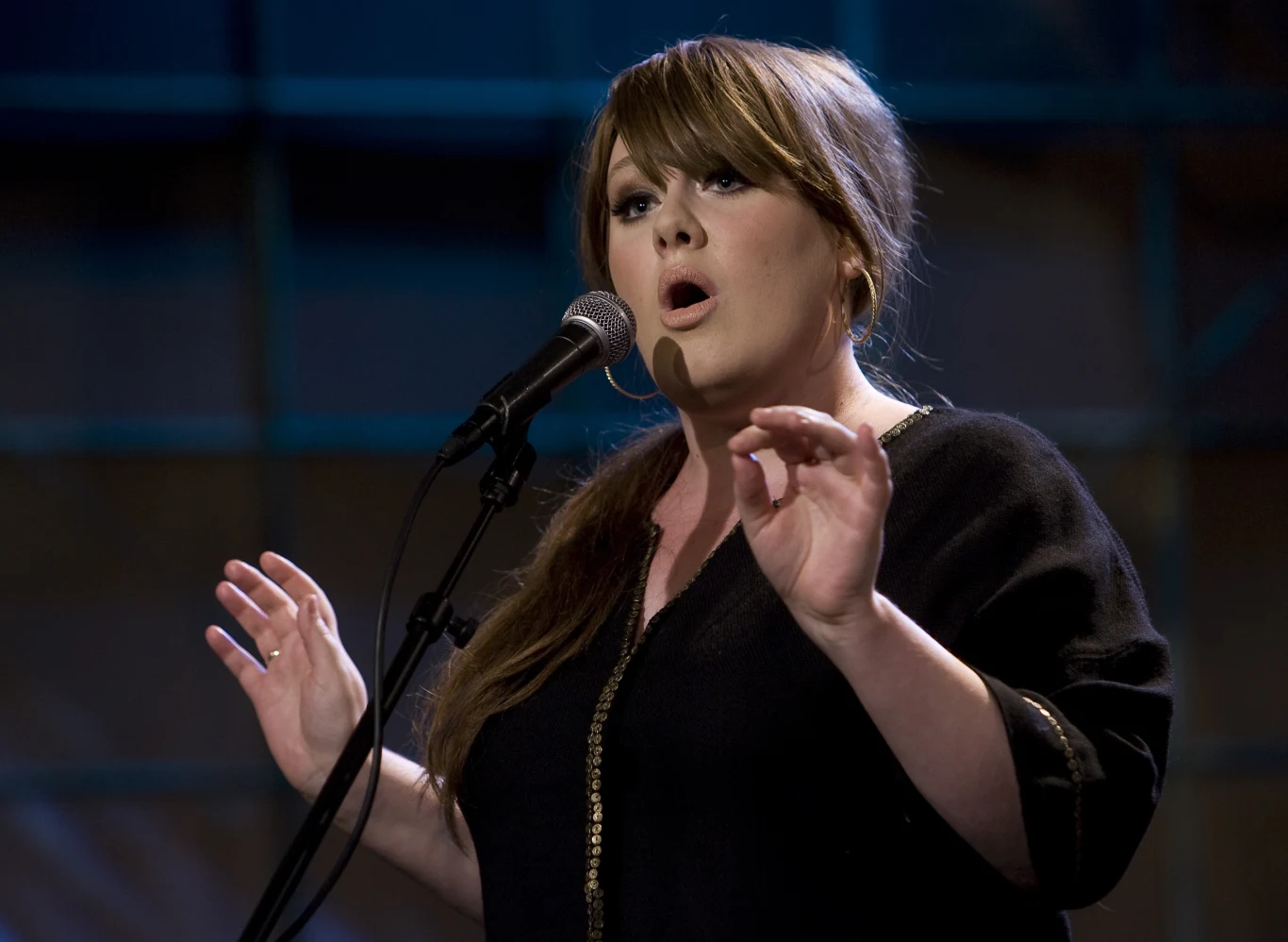 Do najłatwiejszych nie należą z pewnością relacje łączące Adele i jej ojca, Marka Evansa. Wiadomo nie od dziś, że oboje niemal nie utrzymują ze sobą kontaktu. Wokalistka ma pretensje do ojca, że nie angażował się w jej wychowanie. Evans nie uchyla się jednak od odpowiedzialności i przyznaje otwarcie, że jego lekkomyślność, choroba alkoholowa i hulaszczy tryb życia rzeczywiście doprowadziły do tego, że oddalił się od rodziny. Sama Adele o sprawie raczej nie rozmawia z mediami, a jeśli już się do niej odnosi, to w zawoalowany, aluzyjny sposób (tak postąpiła np. przed kilkoma laty, gdy podczas gali wręczenia statuetek Grammy podziękowała swojej matce, a o ojcu nie wspomniała ani słowem). Jak ułożą się stosunki tych dwojga? Czas pokaże.