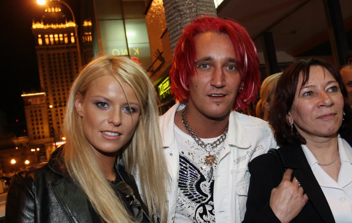 Do najłatwiejszych nie należały także relacje łączące Michała Wiśniewskiego – legendarnego lidera zespołu „Ich Troje” – i jego matkę, Grażynę Wiśniewską. Trudno się temu dziwić: gdy rodzice Wiśniewskiego rozwiedli się, chłopak trafił pod opiekę babci, a gdy ta umarła – został przekazany do domu dziecka. Kolejne lata upłynęły mu na tułaczce między kolejnymi domami zastępczymi – w żadnym z nich nie zagrzał jednak miejsca na dłużej. Opieki nad Wiśniewskim ostatecznie podjęła się jego ciotka. Po tych wydarzeniach, z uzależnioną od alkoholu matką trudno było mu się dogadać jeszcze przez kolejne lata. Lider „Ich Troje” starał się jednak mimo wszystko odbudować łączącą ich relację. Dzięki jego wysiłkom Grażyna Wiśniewska stanęła wreszcie na nogi. Jak mówi, synowi jest wdzięczna przede wszystkim za cierpliwość, przebaczenie i za to, że o nią i o jej powrót do zdrowia walczył nawet wtedy, gdy inni postanowili ją spisać na straty.