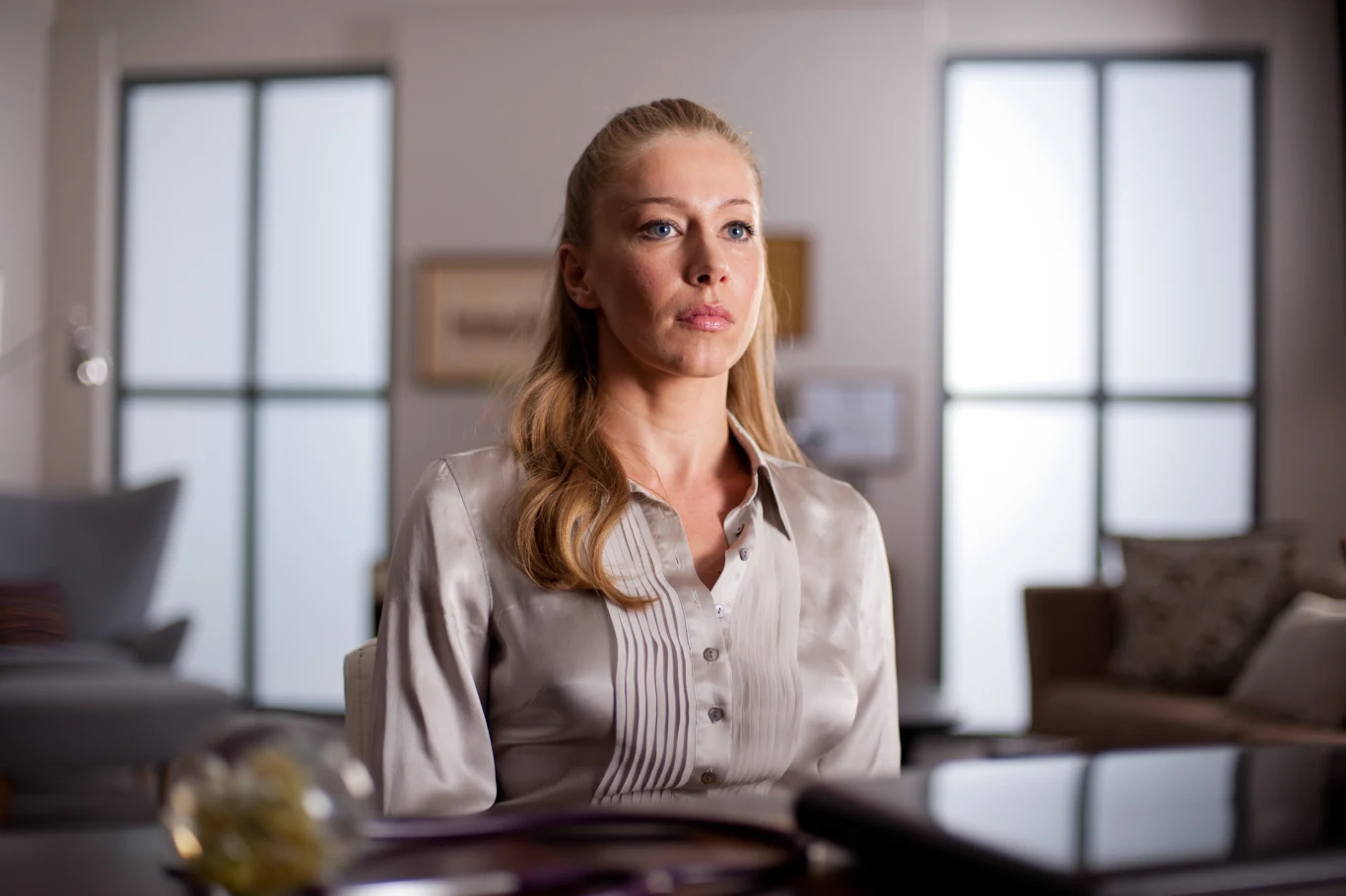 Ekranową karierę Katarzyna Warnke rozpoczynała od roli w produkcji "Lekarze", w której wcieliła się w Izę Wanat - żonę ordynatora ginekologii serialowego szpitala.

"Może to drobiazg, ale gdy gram, bardzo dużą wagę przykładam do kostiumu. Wspólnie z kostiumologiem i makijażystką wymyśliłyśmy elegancki styl Izy. I jej charakterystyczne, bardzo podkreślone usta. Kiedyś nie był mi on bliski. Ale teraz ze zdziwieniem zauważam, że sporo od niej przejmuję. Pewnego dnia szykując się przed randką, stwierdziłam, że wyglądam jak Iza Wanat! Jestem od niej bardziej sentymentalna, wrażliwsza. Przyznam jednak, że to bardzo komfortowe być w jej skórze. Ta kobieta wie, czego chce. Jest racjonalna, konsekwentna i mocno stoi na ziemi. Podbija świat. Jest dobrą inspiracją" - aktorka zwierzała się w rozmowie z PAP Life.