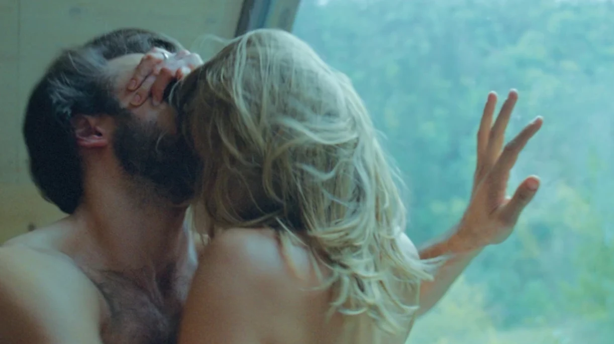 W erotycznych scenach zobaczyliśmy ją także w filmie "W spirali", w którym na ekranie towarzyszył jej przyszły mąż - Piotr Stramowski. Był to dramat psychologiczny opowiadający historię małżeństwa, które nie potrafi wyzwolić się z toksycznej relacji. 

Zdaniem Katarzyny Warnke film jest nie tylko wiwisekcją toksycznej relacji między małżonkami, lecz także obrazem współczesnej, nowoczesnej kobiety, której osiągnięcia i pozycja zawodowa często powoduje problemy w związku z mężczyzną. Filmowych małżonków łączy bowiem nie tylko życie prywatne, lecz także zawodowe - niezależna i pełna energii Agnes jest producentką filmową, a młodszy od niej Krzysztof aktorem.

- To nie ułatwia im życia, ponieważ ona ma wpływ na to, czy jej mąż dostanie rolę, czy też nie, to już samo w sobie budzi napięcia, jeszcze pojawiają się zdrady - mówiła Katarzyna Warnke.