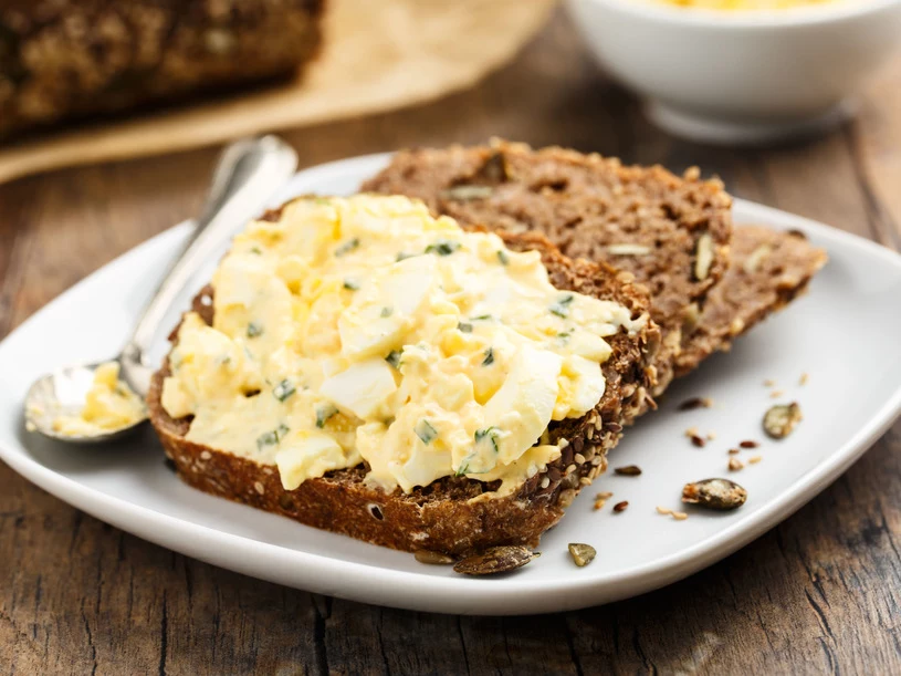 Pasta jajeczna ze świeżym pieczywem smakuje najlepiej