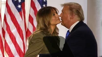 Choć przy rewitalizacji pracowało zapewne spore grono osób, krytyka spadła głównie na Melanię Trump, która pod koniec sierpnia dokonała uroczystej prezentacji ogrodu. Napisała wtedy na Twitterze: „Ochrona historycznej integralności otoczenia Białego Domu to poważna odpowiedzialność. Będziemy wypełniać nasz obowiązek jako strażnicy zaufania publicznego”. W ogrodzie zdążono zorganizować już kilka wydarzeń m.in. Melania wygłosiła tam przemówienie w ramach konwencji Republikanów. 

Amerykanie zdają się jednak nie podzielać entuzjazmu pierwszej damy. Modernizację określono mianem dewastacji, a aktualny wygląd ogrodu porównywano do cmentarza. Wytykano też Melanii brak szacunku dla dziedzictwa Jackie Kennedy.

Czy to zasłużona krytyka? Ogród bez wątpienia przeszedł rewolucyjną zmianę, która nie wszystkim musi przypaść do gustu. Wciąż jednak trudno odmówić mu uroku i elegancji. 
