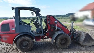 Czterolatek kierował ciągnikiem. Obok pracował jego ojciec