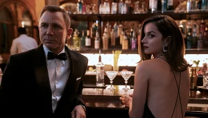 Daniel Craig (L) i Ana de Armas (P) w filmie "Nie czas umierać"