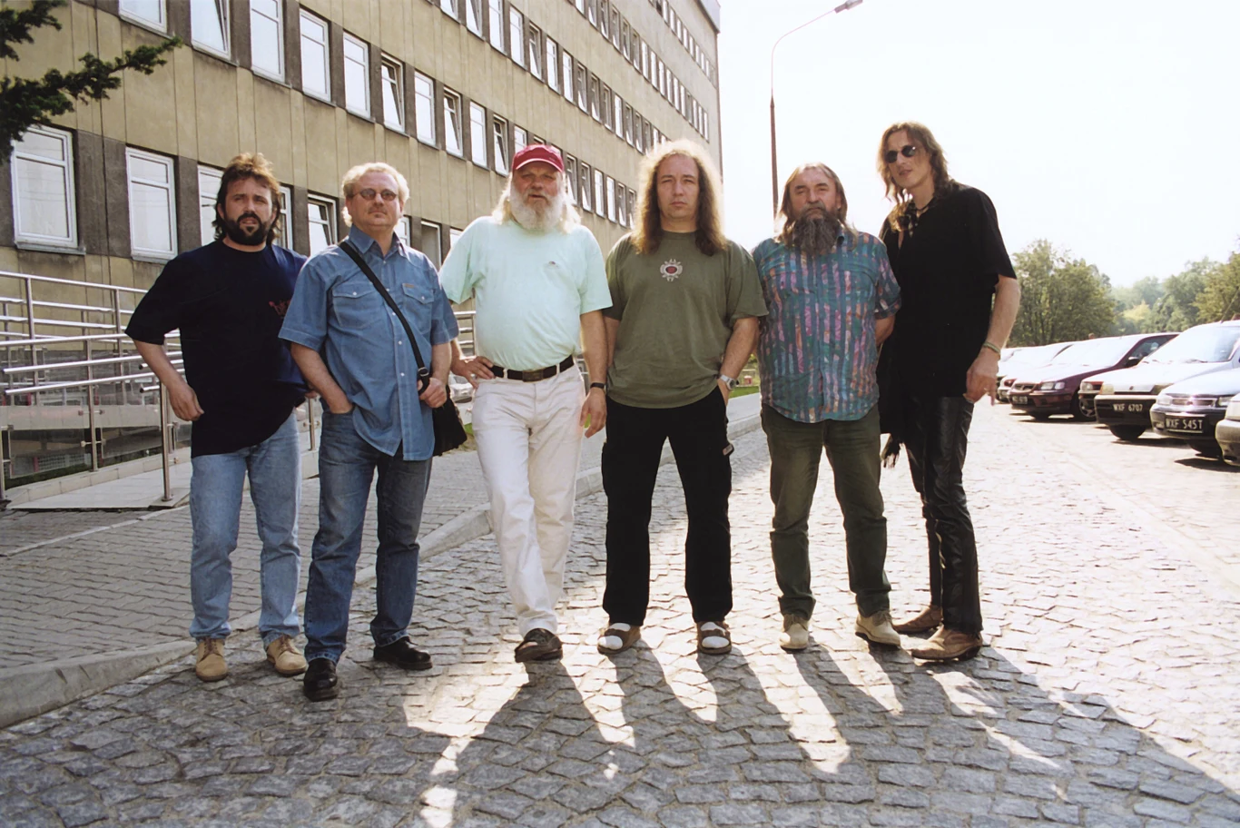 Po śmierci Ryśka Riedla w 1994 r. za mikrofonem w Dżemie stanął Jacek Dewódzki (pierwszy z prawej). Z nim grupa nagrała albumy "Kilka zdartych płyt" (1995), "Pod wiatr" (1997) i "Być albo mieć" (2000), a także podwójny koncertowy "Dżem w Operze cz. 1 i 2".
