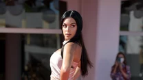 Jasna suknia z połyskującej tkaniny leżała idealnie na atrakcyjnej brunetce. Georgina Rodriguez postawiła na odważny krój. 

Rozcięcie na nodze było dość głębokie, ale ukochanej przystojnego sportowca na szczęście udało się uniknąć wpadki. 