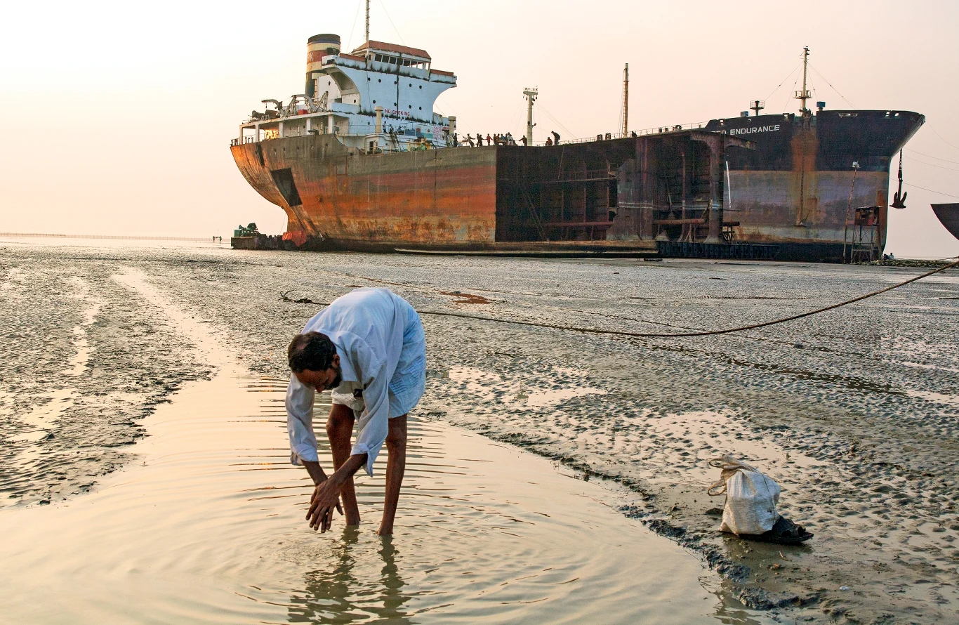 Pracują w znoju, upale, wśród toksycznych oparów, wiedząc, że w każdej chwili jakaś część statku może oderwać się i okaleczyć na całe życie. Wszystko to za około 10 złotych dziennie
