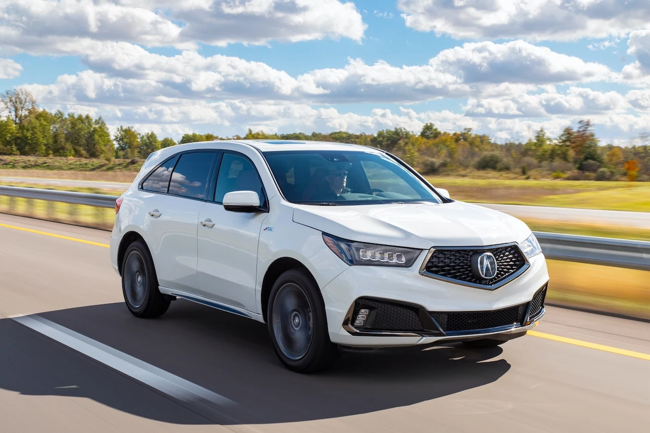 Samochodem, którego natomiast nie kupimy w europejskich salonach, jest Acura RDX. Japońskie auto cieszy się dużą popularnością na amerykańskim rynku. A wynik w zaokrągleniu 22,8 tys. sprzedanych egzemplarzy sprawia, że jest drugim najczęściej kupowanym SUV-em klasy premium w USA. RDX to auto mniejsze od Lexusa RX – mierzy około 4,7 m długości. Samochód napędza 2-litrowy, turbodoładowany silnik o mocy 276 KM. Samochodem, którego natomiast nie kupimy w europejskich salonach, jest Acura RDX. Japońskie auto cieszy się dużą popularnością na amerykańskim rynku. A wynik w zaokrągleniu 22,8 tys. sprzedanych egzemplarzy sprawia, że jest drugim najczęściej kupowanym SUV-em klasy premium w USA. RDX to auto mniejsze od Lexusa RX – mierzy około 4,7 m długości. Samochód napędza 2-litrowy, turbodoładowany silnik o mocy 276 KM.