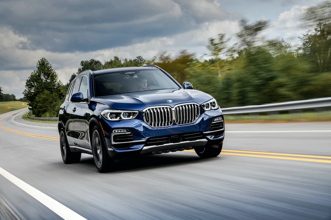 Tuż za modelem X3 znalazło się nieco większe i dłużej obecne na rynku BMW X5. Auto osiągnęło sprzedaż na poziomie niemal 19,2 tys. sztuk. W salonach dostępna jest obecnie 4. generacja modelu, która zadebiutowała pod koniec 2018. To prawie 5-metrowe auto jest dostępne w wielu wersjach, w tym również w sportowej odmianie M z turbodoładowaną V-ósemką o mocy ponad 600 KM. Tuż za modelem X3 znalazło się nieco większe i dłużej obecne na rynku BMW X5. Auto osiągnęło sprzedaż na poziomie niemal 19,2 tys. sztuk. W salonach dostępna jest obecnie 4. generacja modelu, która zadebiutowała pod koniec 2018. To prawie 5-metrowe auto jest dostępne w wielu wersjach, w tym również w sportowej odmianie M z turbodoładowaną V-ósemką o mocy ponad 600 KM.