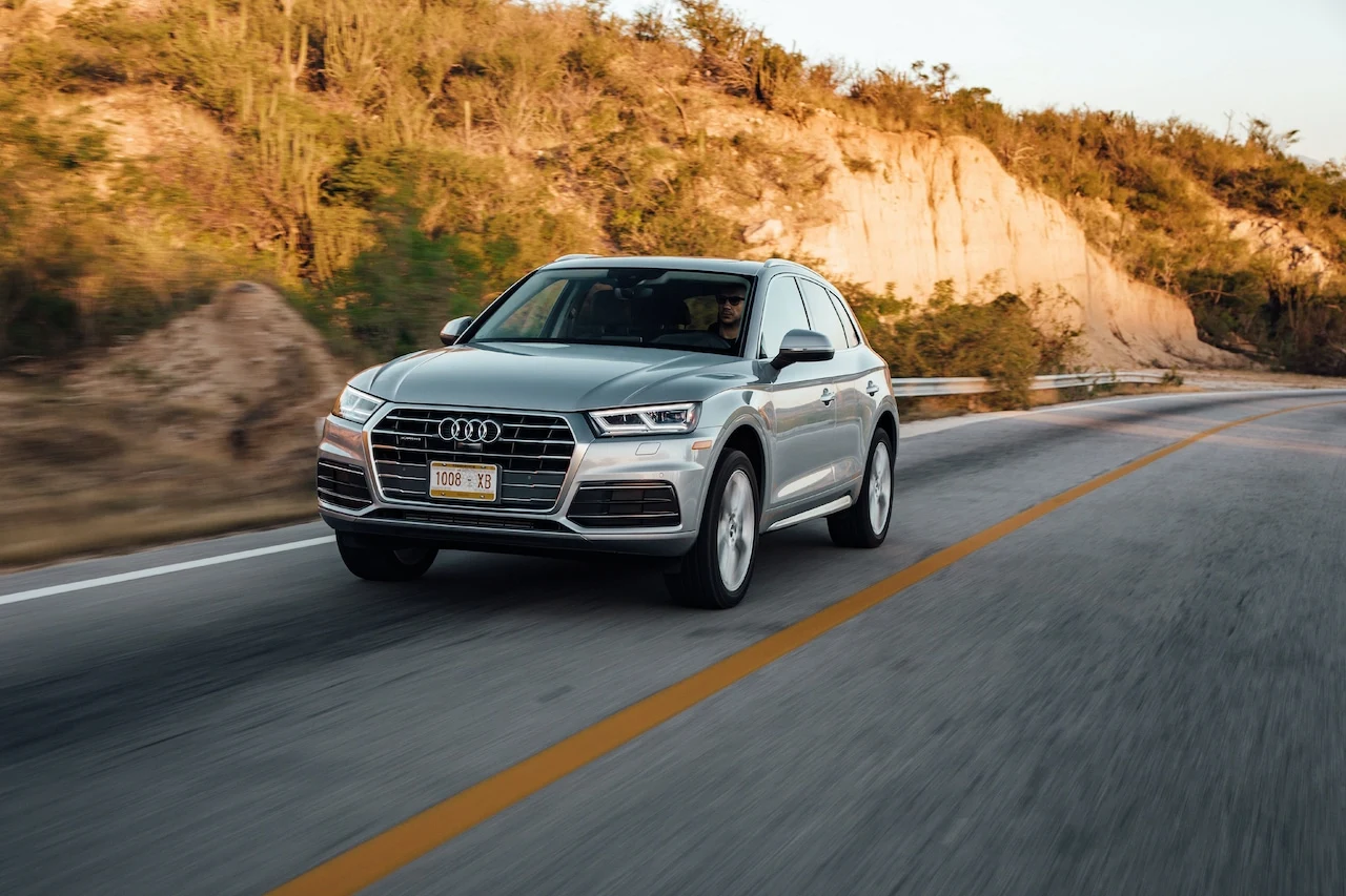 Na 8. lokacie znalazło się Audi Q5 z wynikiem 18 tys. sprzedanych egzemplarzy. Taki wynik oznacza dla SUV-a niemieckiej marki spory spadek, tym bardziej, że w 2018 roku Q5 było drugim najpopularniejszym luksusowym SUV-em w Stanach Zjednoczonych z roczną sprzedażą na poziomie 70 tys. sztuk. Warto też dodać, że w wynikach sprzedaży tego konkurenta Mercedesa GLC i Lexusa NX uwzględniany jest sportowy wariant SQ5 z silnikiem V6 3.0 TFSI o mocy ponad 350 KM. Na 8. lokacie znalazło się Audi Q5 z wynikiem 18 tys. sprzedanych egzemplarzy. Taki wynik oznacza dla SUV-a niemieckiej marki spory spadek, tym bardziej, że w 2018 roku Q5 było drugim najpopularniejszym luksusowym SUV-em w Stanach Zjednoczonych z roczną sprzedażą na poziomie 70 tys. sztuk. Warto też dodać, że w wynikach sprzedaży tego konkurenta Mercedesa GLC i Lexusa NX uwzględniany jest sportowy wariant SQ5 z silnikiem V6 3.0 TFSI o mocy ponad 350 KM.