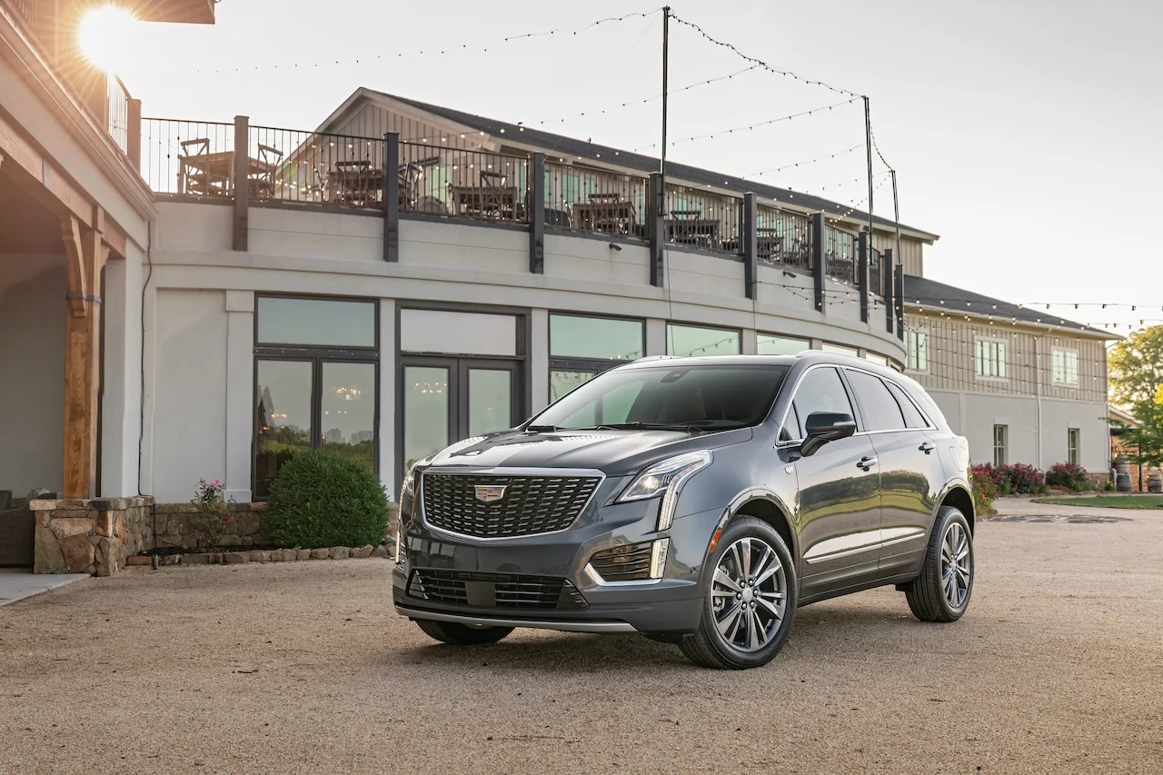 Listę 10 najpopularniejszych luksusowych SUV-ów na amerykańskim rynku zamyka auto rodzimego Cadillaca. W opisywanym okresie model XT5 znalazł 14,8 tys. nabywców. To praktycznie nieznane na naszym rynku auto liczy 4,8 m długości i jest napędzane przez silniki 2.0 Turbo 240 KM oraz 3.6 V6 o mocy ponad 310 KM. Listę 10 najpopularniejszych luksusowych SUV-ów na amerykańskim rynku zamyka auto rodzimego Cadillaca. W opisywanym okresie model XT5 znalazł 14,8 tys. nabywców. To praktycznie nieznane na naszym rynku auto liczy 4,8 m długości i jest napędzane przez silniki 2.0 Turbo 240 KM oraz 3.6 V6 o mocy ponad 310 KM.
