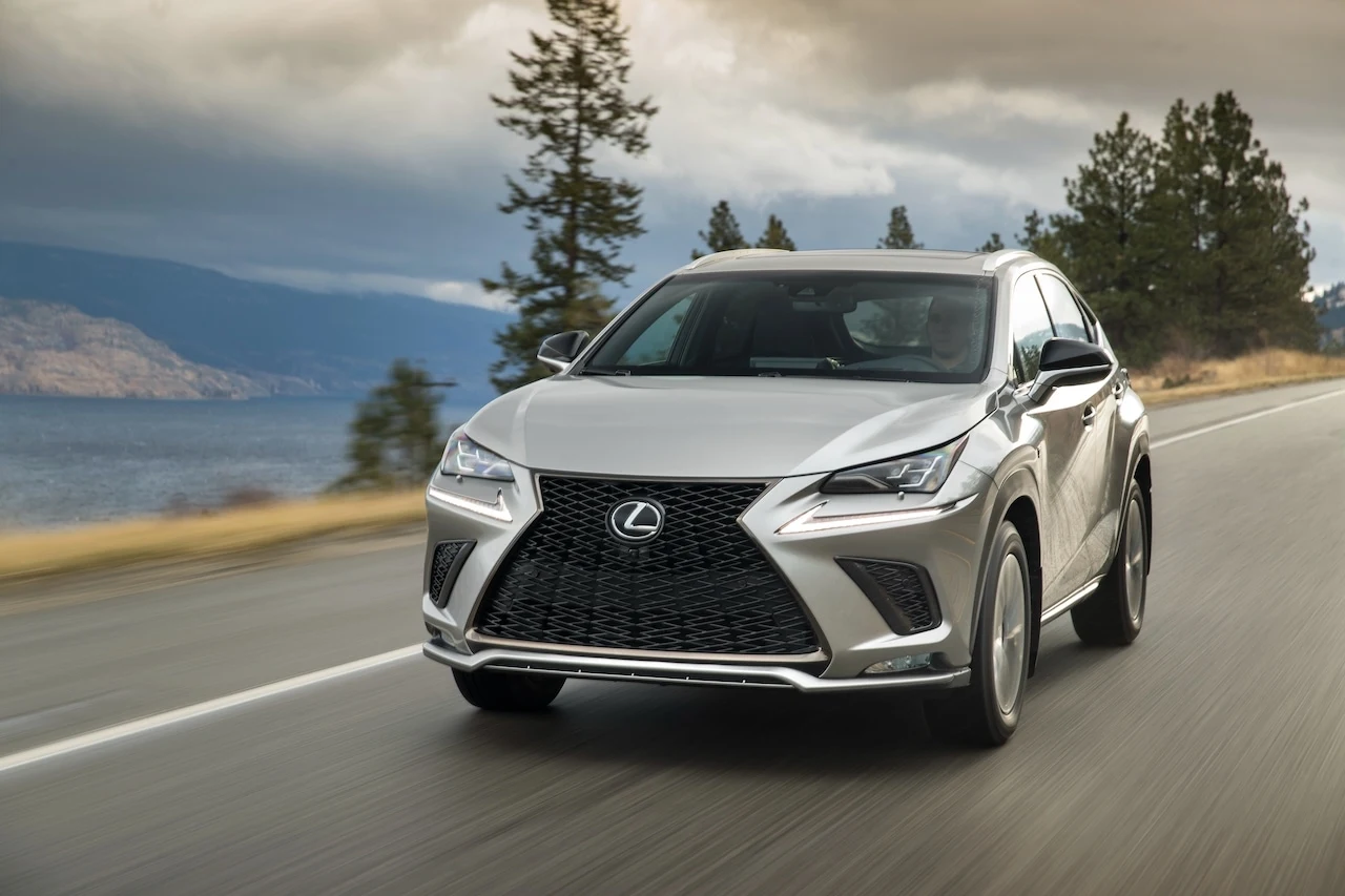 Popularność modelu NX sprawia, że Lexus zgarnął jeszcze jedno miejsce na podium. Ten nieco mniejszy od RX-a SUV trafił do ponad 22,7 tys. amerykańskich klientów, a jego rezultat jest o zaledwie 25 egzemplarzy gorszy niż w przypadku Acury RDX. Choć pandemia koronawirusa odbiła się na sprzedaży niemal wszystkich aut, w tym również tego modelu, w przypadku Lexusa NX spadek wyniósł niewiele ponad 15% i był relatywnie niski w porównaniu do wyników konkurentów. W Stanach Zjednoczonych – tak samo jak w Europie – Lexus NX jest oferowany z turbodoładowanym silnikiem benzynowym o mocy 238 KM oraz prawie 200-konną hybrydą. Popularność modelu NX sprawia, że Lexus zgarnął jeszcze jedno miejsce na podium. Ten nieco mniejszy od RX-a SUV trafił do ponad 22,7 tys. amerykańskich klientów, a jego rezultat jest o zaledwie 25 egzemplarzy gorszy niż w przypadku Acury RDX. Choć pandemia koronawirusa odbiła się na sprzedaży niemal wszystkich aut, w tym również tego modelu, w przypadku Lexusa NX spadek wyniósł niewiele ponad 15% i był relatywnie niski w porównaniu do wyników konkurentów. W Stanach Zjednoczonych – tak samo jak w Europie – Lexus NX jest oferowany z turbodoładowanym silnikiem benzynowym o mocy 238 KM oraz prawie 200-konną hybrydą.