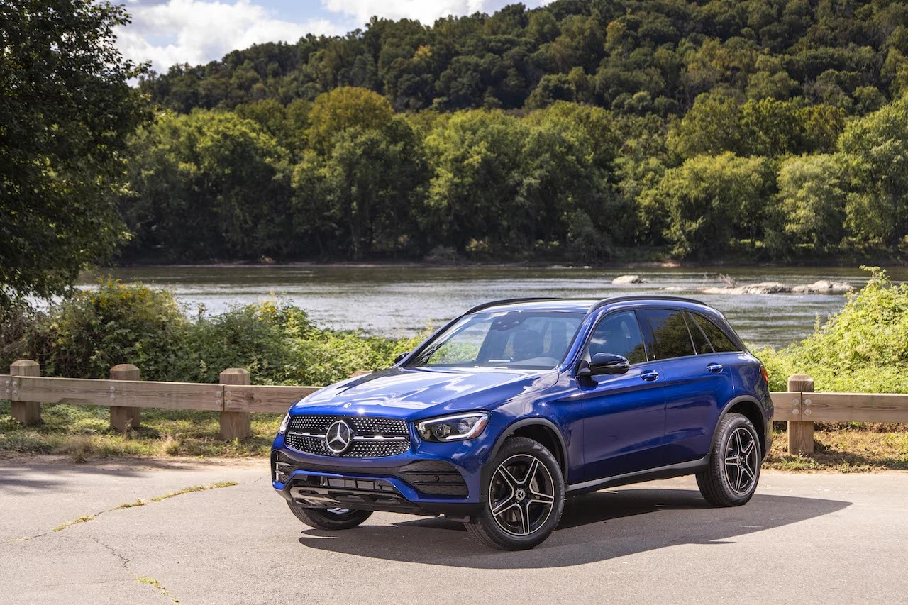 Mercedes GLC to auto zbliżone rozmiarami do Lexusa NX i notujące w USA podobne wyniki sprzedażowe. Sprzedaż samochodu w opisywanym okresie wyniosła prawie 22,6 tys. sztuk, a na ten rezultat składają się również wyniki sportowych odmian ze znaczkiem AMG. Najmocniejszym wariantem sprzedawanym w USA jest AMG GLC 63 z silnikiem 4.0 V8 biturbo o mocy 476 KM. W takiej samej wersji auto dostaniemy również w Polsce. Mercedes GLC to auto zbliżone rozmiarami do Lexusa NX i notujące w USA podobne wyniki sprzedażowe. Sprzedaż samochodu w opisywanym okresie wyniosła prawie 22,6 tys. sztuk, a na ten rezultat składają się również wyniki sportowych odmian ze znaczkiem AMG. Najmocniejszym wariantem sprzedawanym w USA jest AMG GLC 63 z silnikiem 4.0 V8 biturbo o mocy 476 KM. W takiej samej wersji auto dostaniemy również w Polsce.