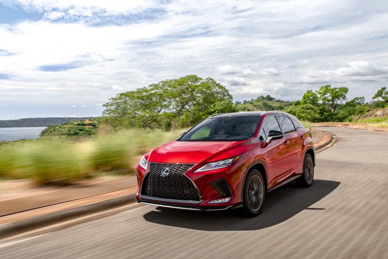 Podobnie jak przed rokiem, Lexus RX pozostaje najchętniej kupowanym luksusowym SUV-em w Stanach Zjednoczonych. Od stycznia do końca czerwca amerykański oddział Lexusa sprzedał ponad 36,8 tys. egzemplarzy tego auta – informuje portal Motor Illustrated. RX jest tak popularny, że znajduje się również w czołówce całego rynku aut osobowych klasy premium w USA. Jedynym modelem, który wyprzedza dużego Lexusa w tej kategorii, jest Tesla Model 3. Lexus RX to samochód dobrze znany również europejskim klientom. W USA auto jest oferowane jednak w nieco innych wariantach silnikowych. W Polsce obok 313-konnego napędu hybrydowego znajdziemy turbodoładowany motor R4 2.0 o mocy 238 KM. Na amerykańskim rynku zastępuje go około 300-konna V-szóstka. I w Europie, i w USA auto można mieć też w 7-osobowym wariancie RX L o długości 5 m. Podobnie jak przed rokiem, Lexus RX pozostaje najchętniej kupowanym luksusowym SUV-em w Stanach Zjednoczonych. Od stycznia do końca czerwca amerykański oddział Lexusa sprzedał ponad 36,8 tys. egzemplarzy tego auta – informuje portal Motor Illustrated. RX jest tak popularny, że znajduje się również w czołówce całego rynku aut osobowych klasy premium w USA. Jedynym modelem, który wyprzedza dużego Lexusa w tej kategorii, jest Tesla Model 3. Lexus RX to samochód dobrze znany również europejskim klientom. W USA auto jest oferowane jednak w nieco innych wariantach silnikowych. W Polsce obok 313-konnego napędu hybrydowego znajdziemy turbodoładowany motor R4 2.0 o mocy 238 KM. Na amerykańskim rynku zastępuje go około 300-konna V-szóstka. I w Europie, i w USA auto można mieć też w 7-osobowym wariancie RX L o długości 5 m.