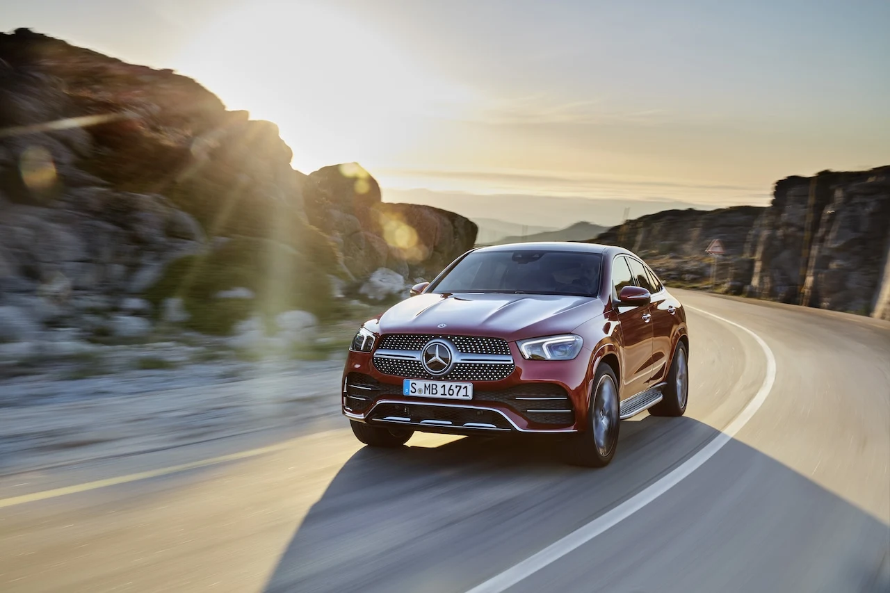 Zaraz za modelem GLC znalazło się kolejne auto marki ze Stuttgartu – większy (liczący prawie 5 m długości) Mercedes-Benz GLE. Amerykański oddział Mercedesa sprzedał 21,3 tys. sztuk tego modelu. Taki wynik oznacza wzrost względem analogicznego okresu rok wcześniej, ale można go łatwo uzasadnić debiutem najnowszej odsłony auta, która trafiła na rynek wiosną 2019. W przypadku wyników modelu GLE pod uwagę wzięto statystyki sprzedażowe jego sportowych wariantów. Najmocniejszym jest AMG GLE 63 S, który dysponuje 4-litrową V-ósemką biturbo o mocy ponad 600 KM. Zaraz za modelem GLC znalazło się kolejne auto marki ze Stuttgartu – większy (liczący prawie 5 m długości) Mercedes-Benz GLE. Amerykański oddział Mercedesa sprzedał 21,3 tys. sztuk tego modelu. Taki wynik oznacza wzrost względem analogicznego okresu rok wcześniej, ale można go łatwo uzasadnić debiutem najnowszej odsłony auta, która trafiła na rynek wiosną 2019. W przypadku wyników modelu GLE pod uwagę wzięto statystyki sprzedażowe jego sportowych wariantów. Najmocniejszym jest AMG GLE 63 S, który dysponuje 4-litrową V-ósemką biturbo o mocy ponad 600 KM.
