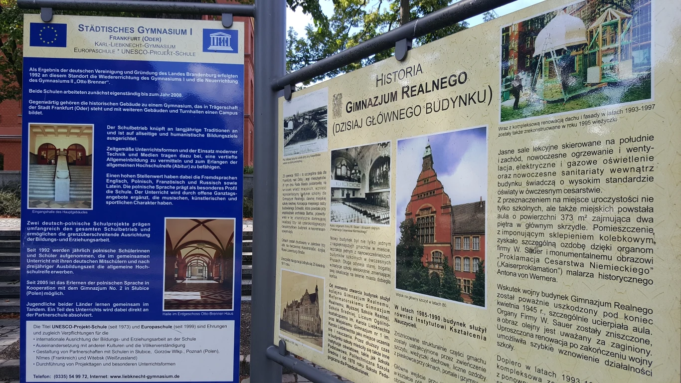 Tablica informacjna po polsku i niemiecku opisuje historię Karl Liebknecht Gymnasium i tradycje współpracy z Polską. Fot. Agnieszka Hreczuk