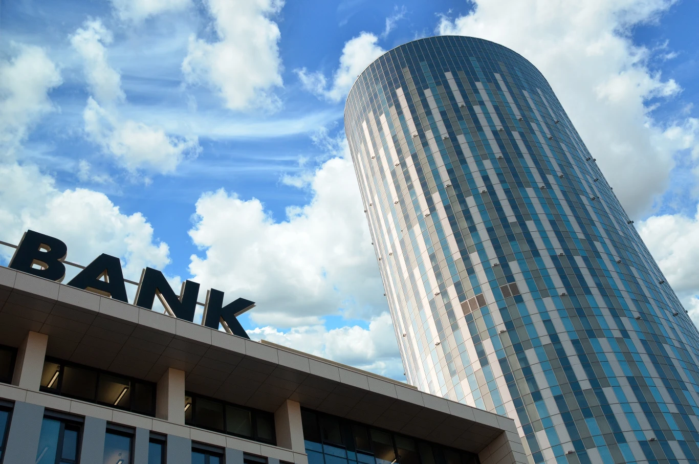 W Polsce uformuje się 5-6 dużych banków uniwersalnych W Polsce uformuje się 5-6 dużych banków uniwersalnych