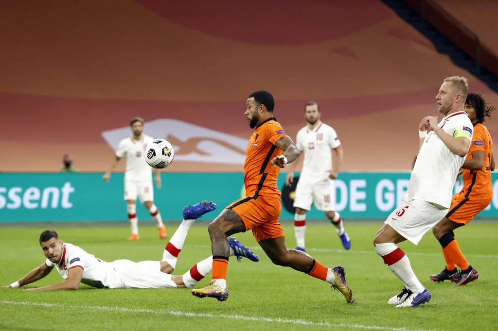 Memphis Depay (w środku), z prawej Kamil Glik, leży Jan Bednarek Memphis Depay (w środku), z prawej Kamil Glik, leży Jan Bednarek