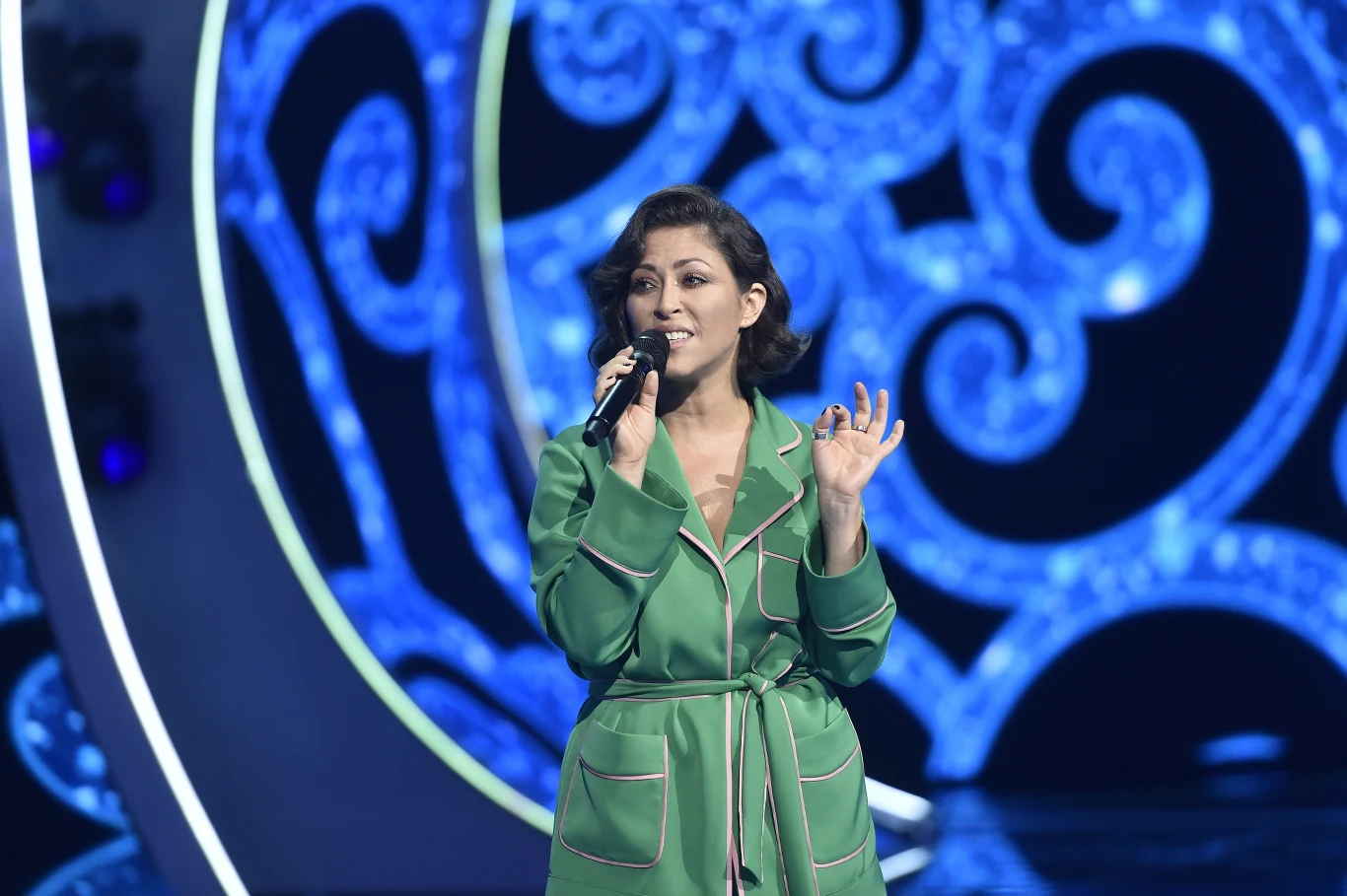 Nad pierwszym "dorosłym" albumem zaczęła pracować w 1995 roku. "Światło" promowały single "Dłoń" i "Piosenka światłoczuła". Płyta zyskała miano złotej, a już dwa lata później młoda wokalistka wydała "Puls", na którym znalazły się takie przeboje, jak "Im więcej ciebie tym mniej" oraz "Czy ona jest". 