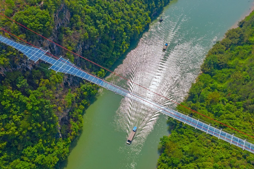 Najdłuższy szklany most na świecie został otworzony nad rzeką Lianjiang