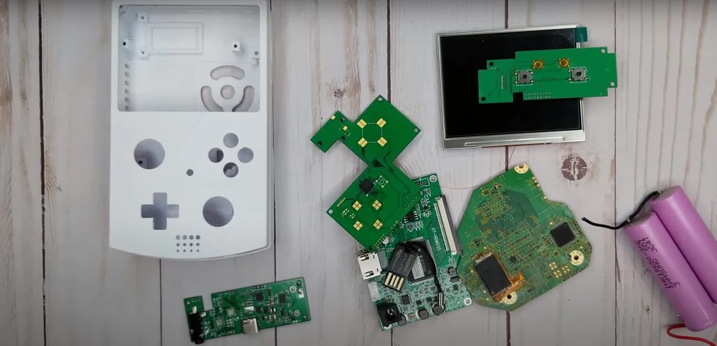 Modder postanowił wykorzystać podzespoły z wydanej w 2006 roku stacjonarnej konsoli i umieścić je w specjalnie zaprojektowanej do tego celu i wydrukowanej w drukarce 3D obudowie wyglądem przypominającej Game Boya. Modder postanowił wykorzystać podzespoły z wydanej w 2006 roku stacjonarnej konsoli i umieścić je w specjalnie zaprojektowanej do tego celu i wydrukowanej w drukarce 3D obudowie wyglądem przypominającej Game Boya.