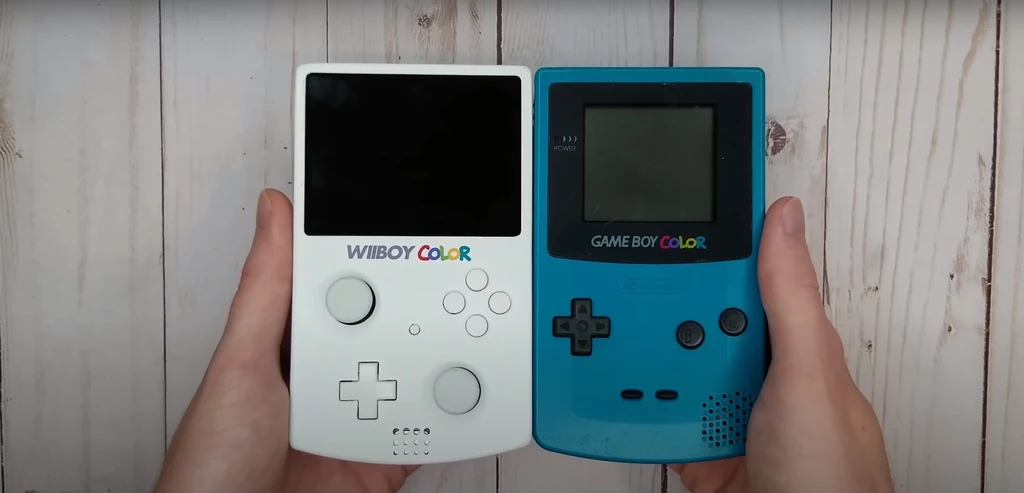 Widzimy więc, że autor projektu stworzył swego rodzaju Frankensteina. Na pokładzie nie zabrakło także pamięci do przechowywania danych gier, portu USB typu C, wejścia jack 3,5 mm, diod sygnalizujących oraz dwóch akumulatorów zapewniających działanie do 2-3 godzin. Widzimy więc, że autor projektu stworzył swego rodzaju Frankensteina. Na pokładzie nie zabrakło także pamięci do przechowywania danych gier, portu USB typu C, wejścia jack 3,5 mm, diod sygnalizujących oraz dwóch akumulatorów zapewniających działanie do 2-3 godzin.