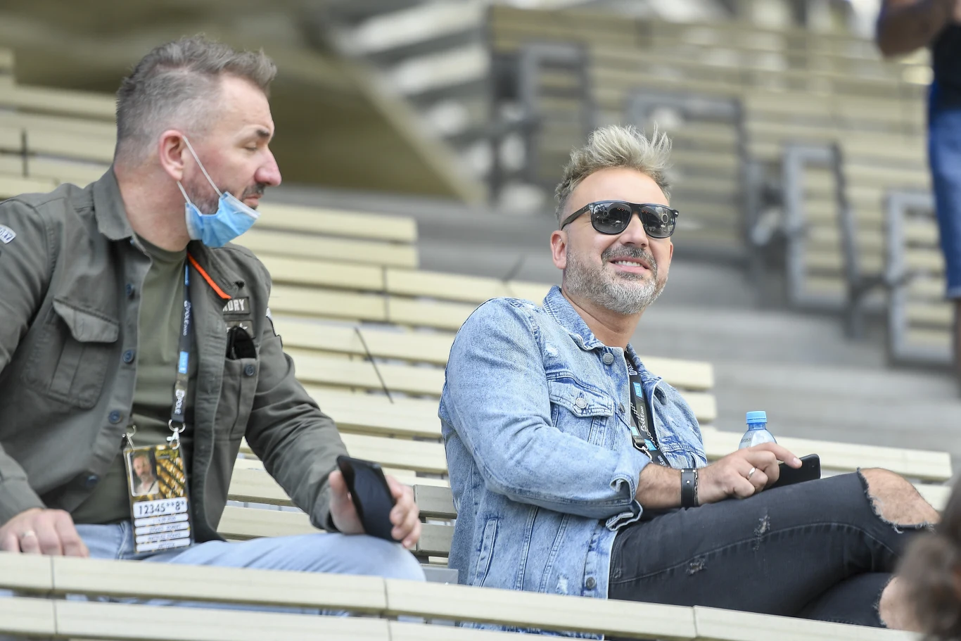 W maju 2017 r. wydał swoją debiutancką płytę "Na nowo", którą promowały single "W płomieniach", "Szkło", "Planety" i "Na nowo".