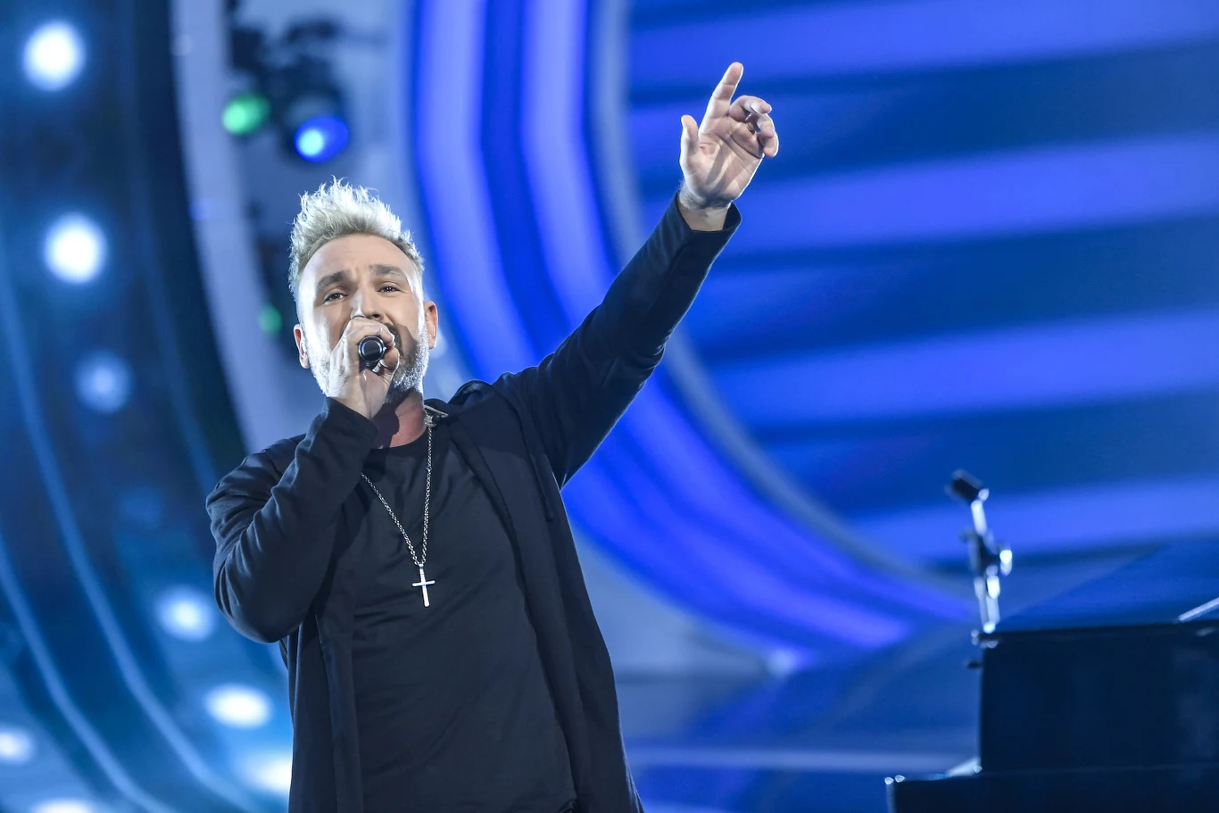 Podczas festiwalu w Opolu pokazał się fanom w nowej odsłonie - drastycznie zmienił fryzurę i przefarbował włosy na blond.