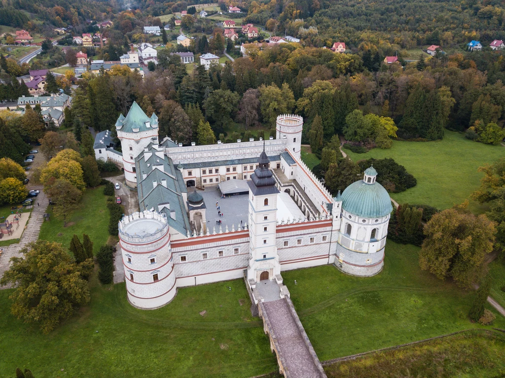 Krasiczyn Tutejszy zamek (10 km na zachód od Przemyśla) pochodzi z przełomu XVI i XVII wieku. Do zwiedzania udostępniono część obiektu, reszta to hotel. Także podczas spaceru po parku można podziwiać jego cztery różnie wyglądające baszty: Papieską, Boską, Królewską i Szlachecką. 