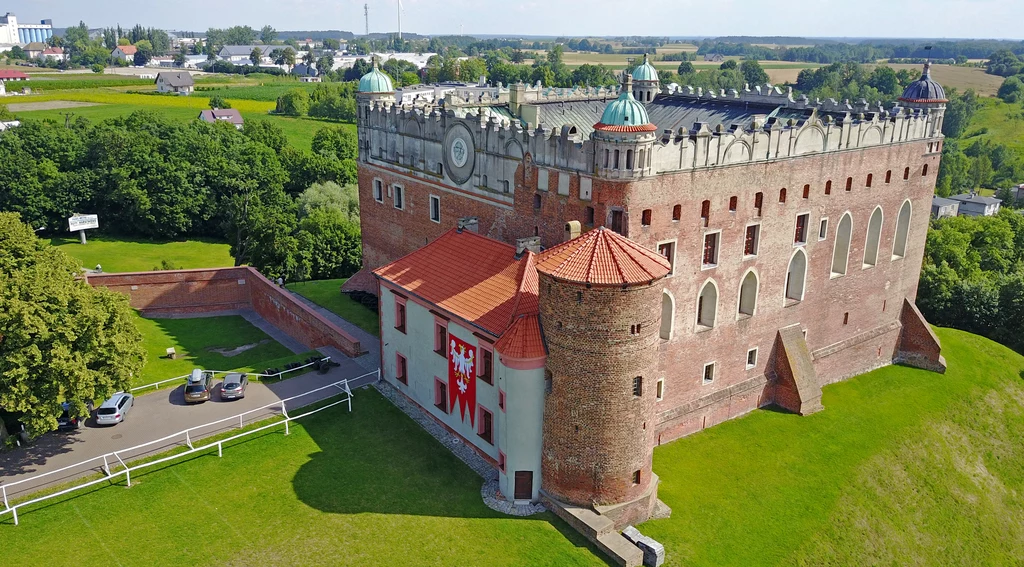 Zamek w Golubiu Na początku XIV wieku zbudowali go Krzyżacy. Potem przeszedł w ręce polskie i z tego okresu pochodzą charakterystyczne białe attyki i wieżyczki. Źródła podają, że tutaj pierwszy raz w Polsce wyhodowano tytoń. Zamek zwiedzimy w Golubiu-Dobrzyniu koło Torunia. 