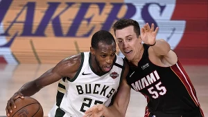 Khris Middleton (z lewej) w meczu numer cztery z Miami Heat