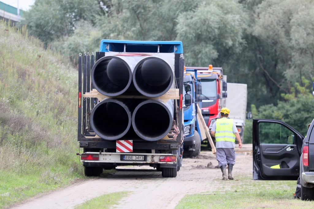Kolejnym etapem, który miasto realizuje równocześnie, jest budowa alternatywnego przesyłu w przewiercie pod dnem Wisły. Ma on tuż po powstaniu przejąć funkcję przesyłu na moście pontonowym, a docelowo – być przesyłem rezerwowym. Kolejnym etapem, który miasto realizuje równocześnie, jest budowa alternatywnego przesyłu w przewiercie pod dnem Wisły. Ma on tuż po powstaniu przejąć funkcję przesyłu na moście pontonowym, a docelowo – być przesyłem rezerwowym.