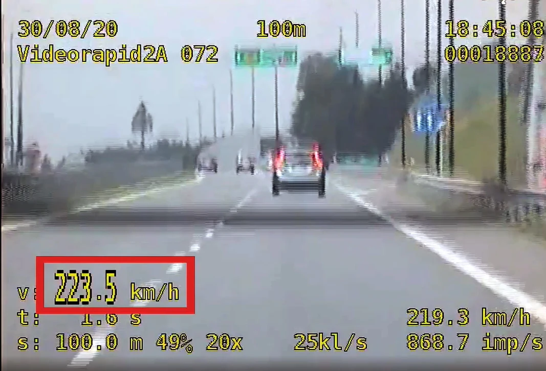 Policyjny radiowóz osiągnął prędkość 223 km/h Policyjny radiowóz osiągnął prędkość 223 km/h