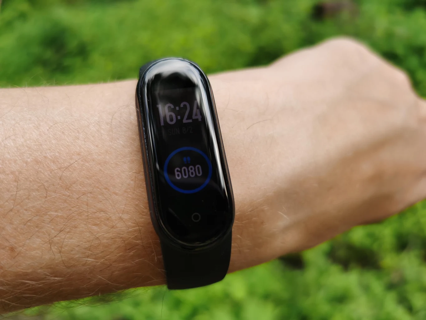 Mi Band 5 został wyposażony w wyświetlacz OLED o przekątnej 1,1-cala (450, rozdzielczość 124 x 294 pikseli). To około 20 proc. więcej niż w przypadku Mi Band 4 – twierdzi producent. Widoczność „pod światło” nie stanowi problemu. Opaska korzysta z Bluetooth 5.0 i technologii NFC. Smartband jest kompatybilny ze smartfonami z systemem iOS oraz Android. Mi Band 5 został wyposażony w wyświetlacz OLED o przekątnej 1,1-cala (450, rozdzielczość 124 x 294 pikseli). To około 20 proc. więcej niż w przypadku Mi Band 4 – twierdzi producent. Widoczność „pod światło” nie stanowi problemu. Opaska korzysta z Bluetooth 5.0 i technologii NFC. Smartband jest kompatybilny ze smartfonami z systemem iOS oraz Android.