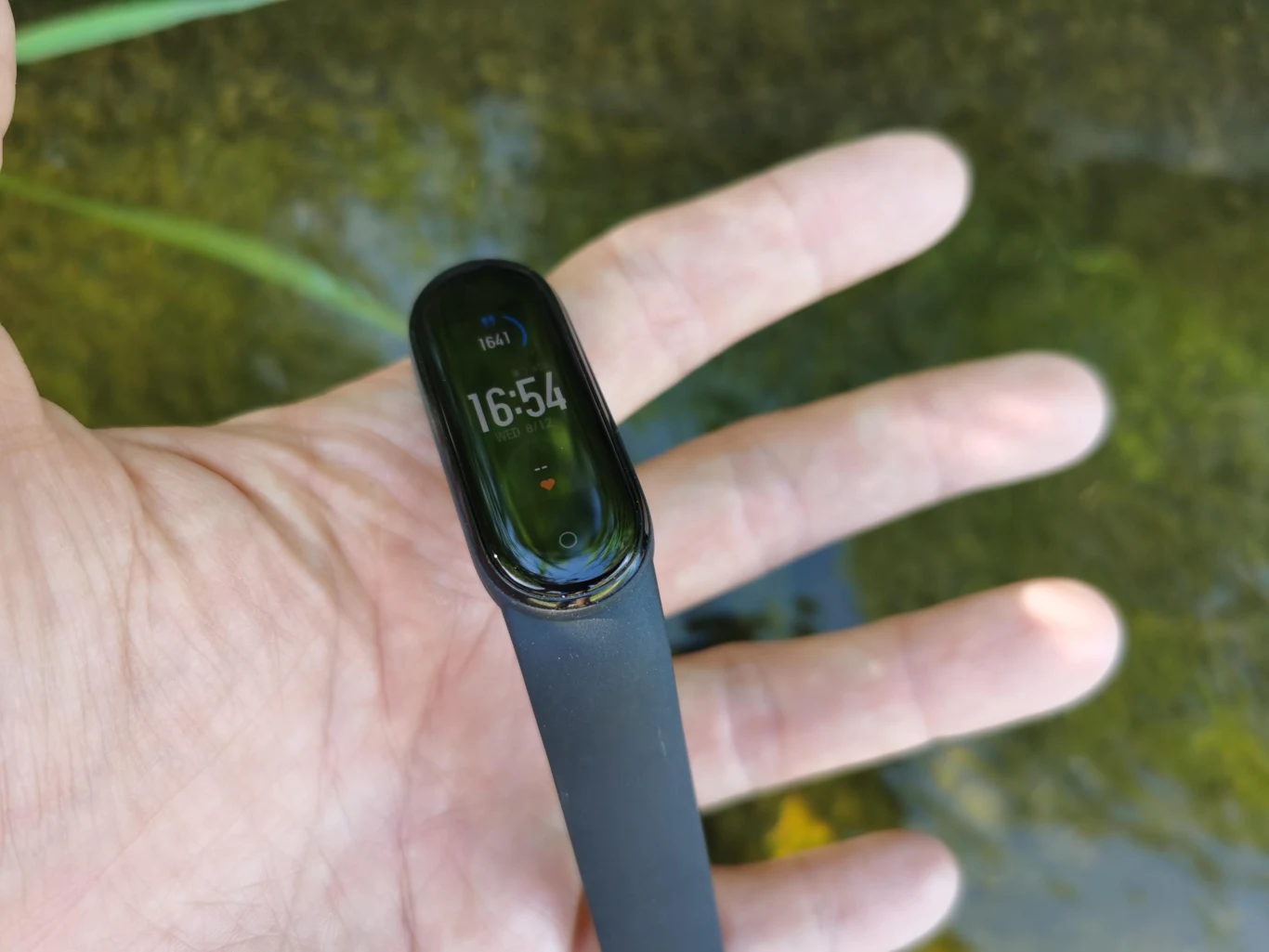 Mi Band 5 jest godnym następcą poprzedniego modelu, chociaż jest to wyłącznie typowa technologiczna ewolucja, bez radykalnych zmian. Nie ma potrzeby wymieniać opaski, jeśli mamy poprzedni model, natomiast w przypadku poszukiwań zupełnie nowego smartbanda za rozsądne pieniądze - model Mi Band 5 wydaje się bardzo dobrym zakupem. Jego oficjalna cena wynosi 179 zł. Mi Band 5 jest godnym następcą poprzedniego modelu, chociaż jest to wyłącznie typowa technologiczna ewolucja, bez radykalnych zmian. Nie ma potrzeby wymieniać opaski, jeśli mamy poprzedni model, natomiast w przypadku poszukiwań zupełnie nowego smartbanda za rozsądne pieniądze - model Mi Band 5 wydaje się bardzo dobrym zakupem. Jego oficjalna cena wynosi 179 zł.