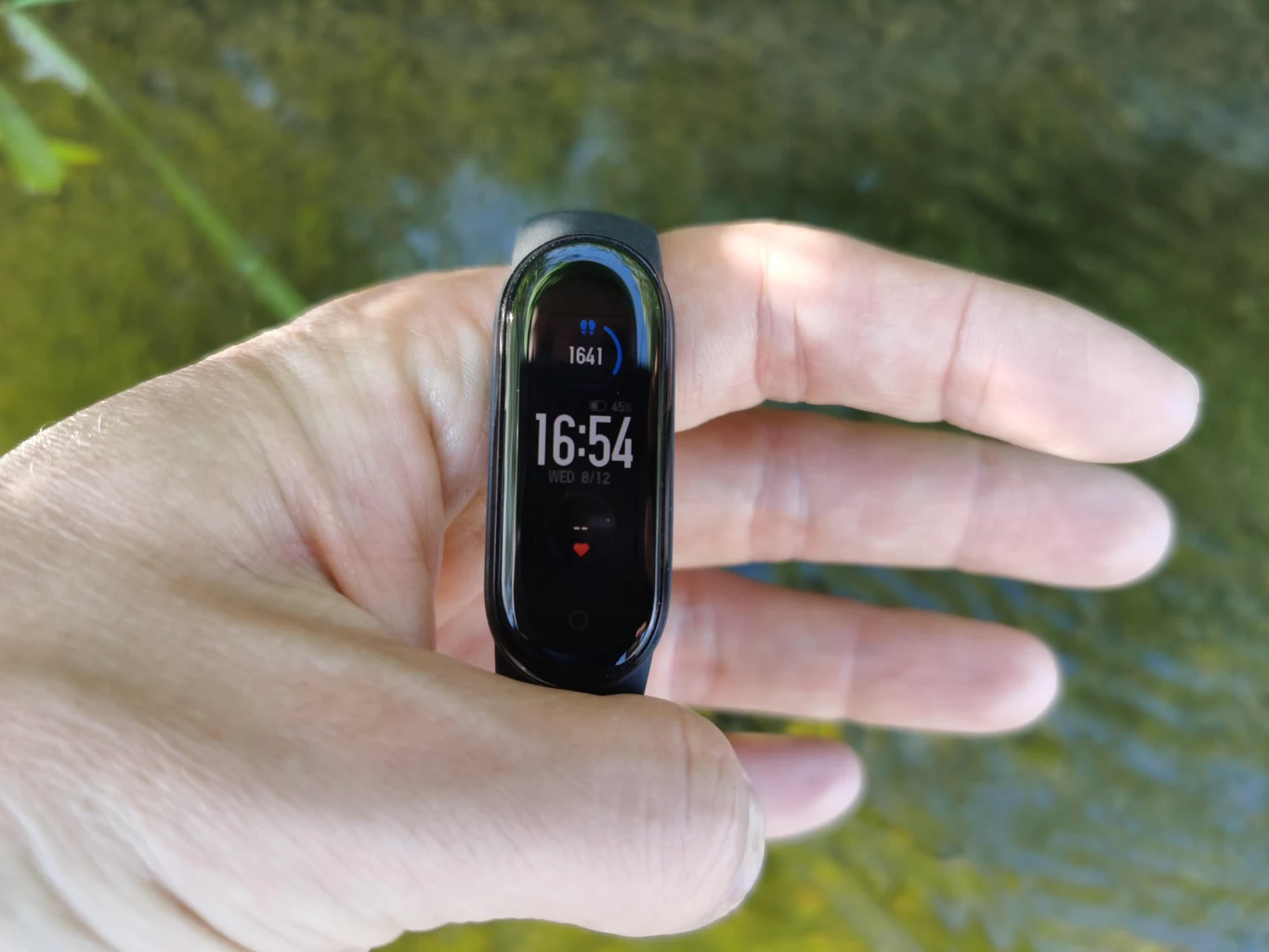 Menu i interfejs użytkownika Mi Band nie należy do najlepszych na rynku, ale można się do niego przyzwyczaić po kilku dniach użytkowania. Z nieznanych względów, raz na kilka dni opaska zmieniała wygląd głównej planszy z informacją o godzinie i liczbie wykonanych kroków (możemy samemu decydować, co się tam znajdzie). Menu i interfejs użytkownika Mi Band nie należy do najlepszych na rynku, ale można się do niego przyzwyczaić po kilku dniach użytkowania. Z nieznanych względów, raz na kilka dni opaska zmieniała wygląd głównej planszy z informacją o godzinie i liczbie wykonanych kroków (możemy samemu decydować, co się tam znajdzie).